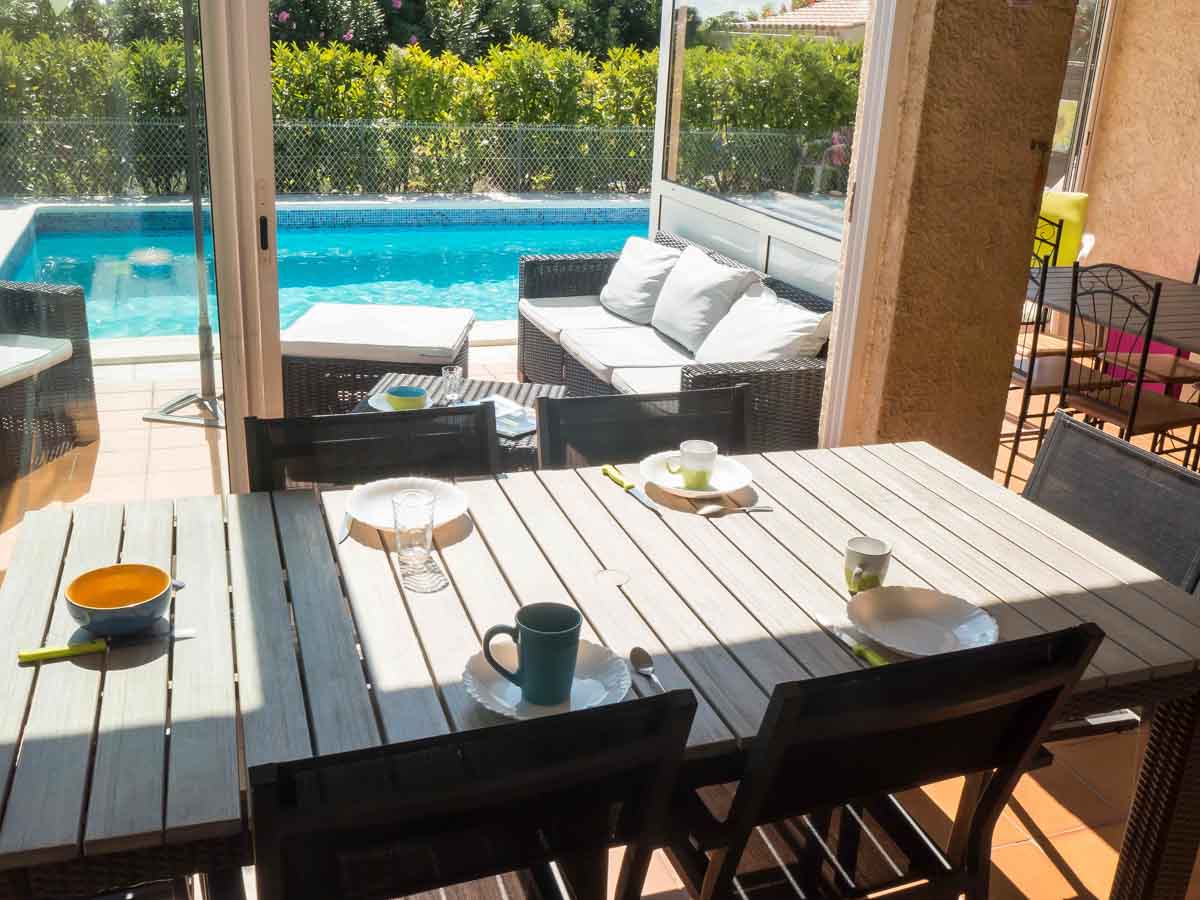 les biens classés - terrasse avec vue sur piscine