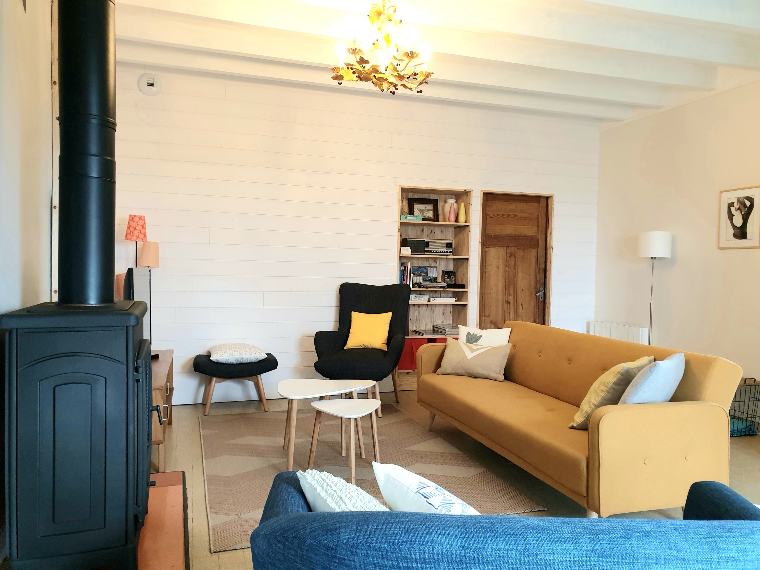 salon avec canapé et cheminée