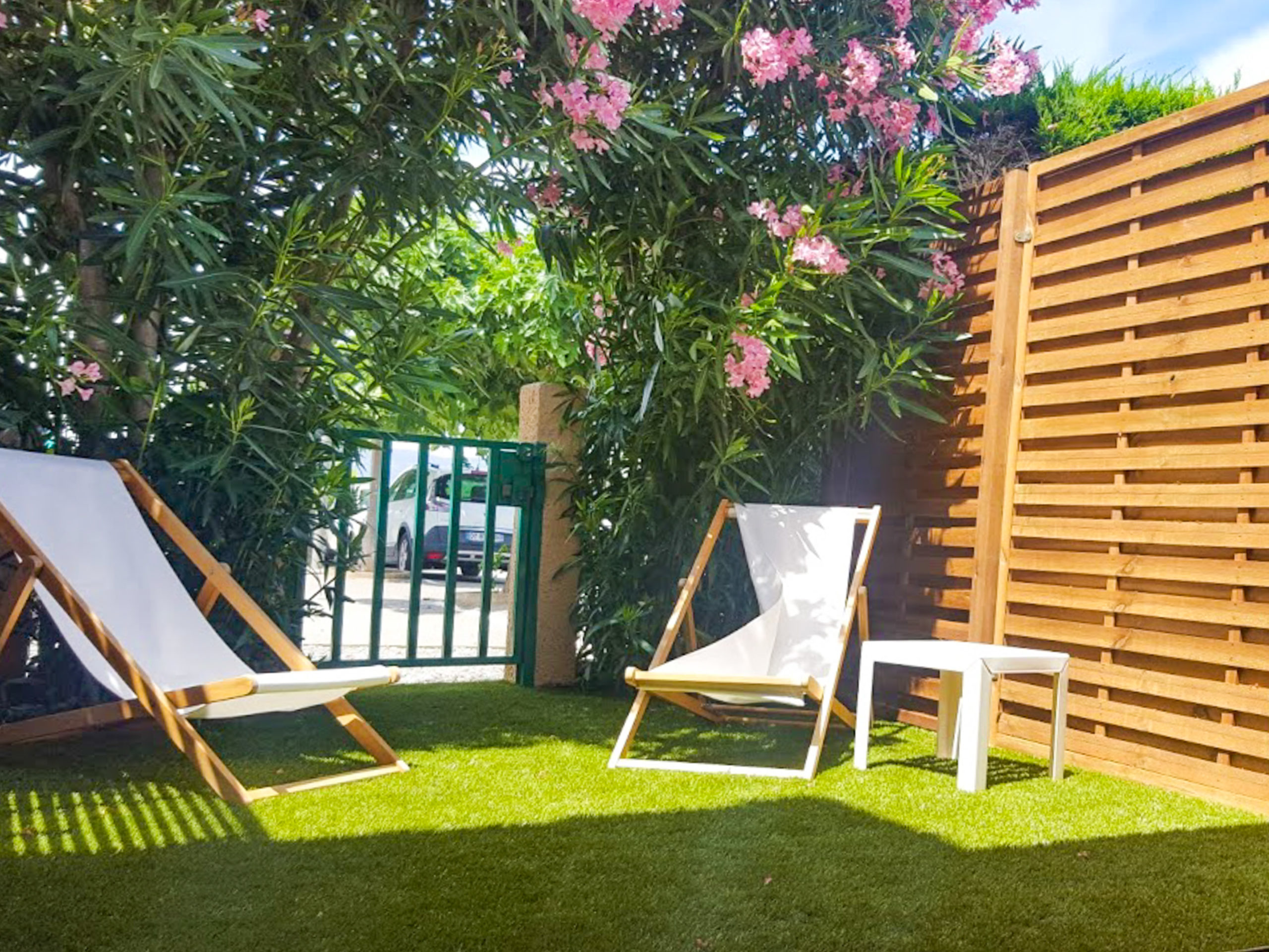 2 transat sur terrasse engazonnee