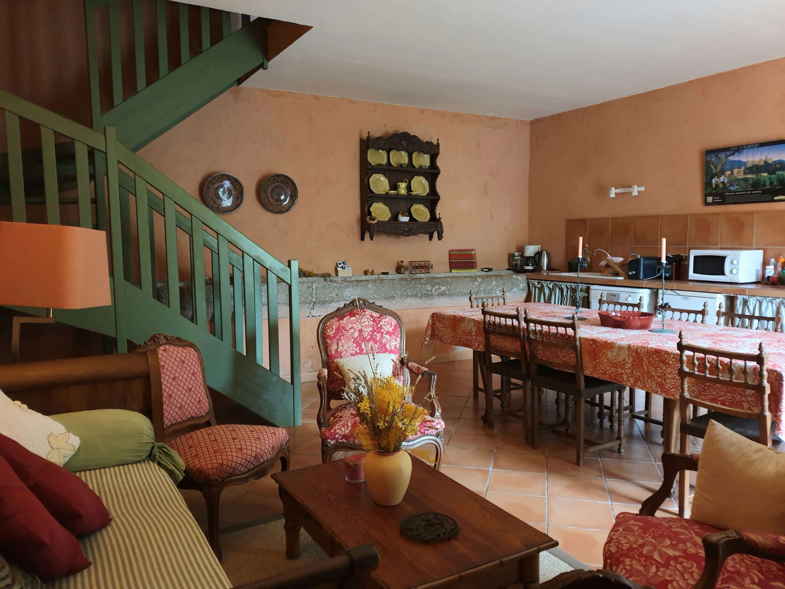 salon avec canapé et escalier bois vert
