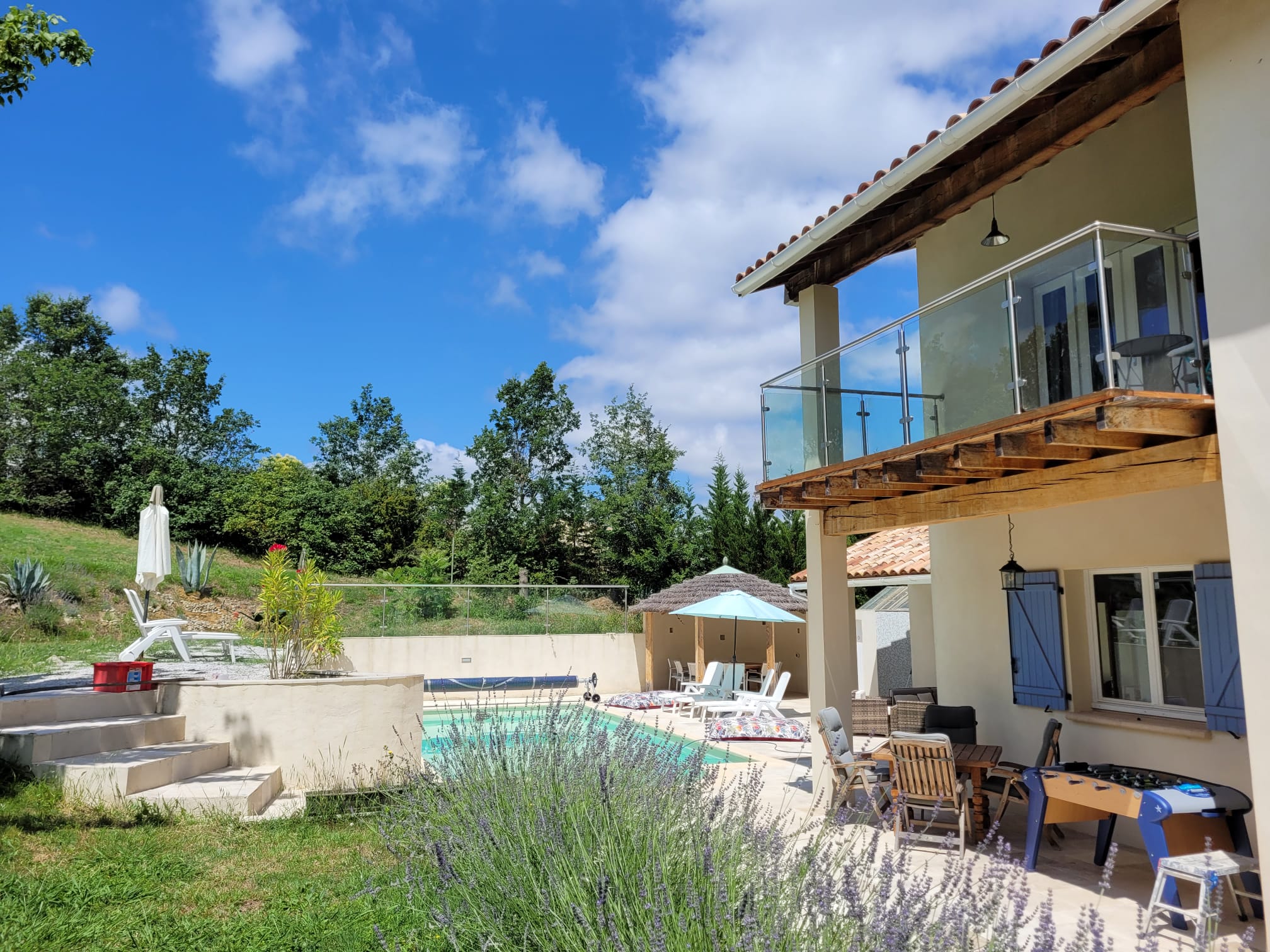 villa avec jardin et piscine
